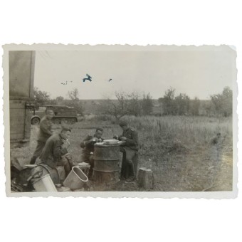 Soldati tedeschi a pranzo, sullo sfondo il semi-cingolato FAMO Sd.Kfz.9. Espenlaub militaria